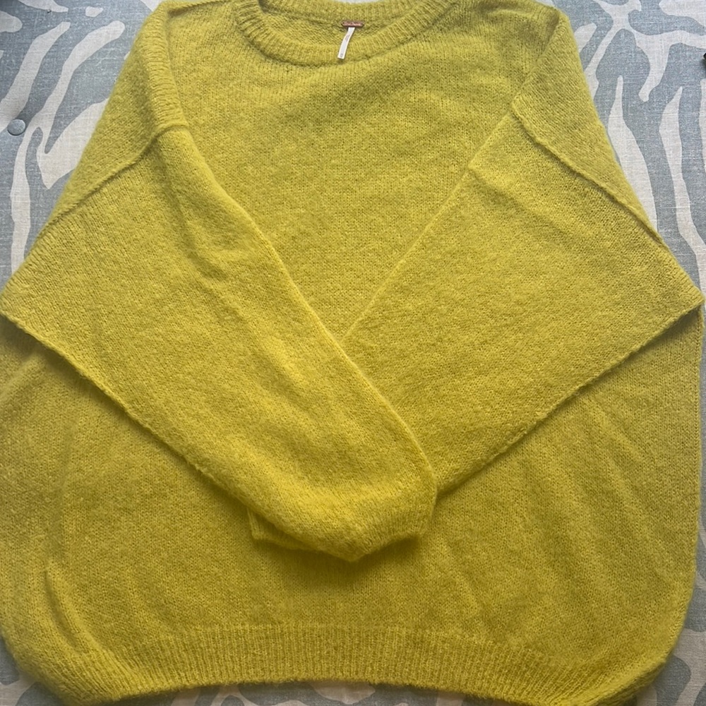 Free people oversized yellow/green sweater. Warm and high quality! Barely worn M